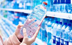 L’eau en bouteille est pire que tout pour la santé : on boit du plastique