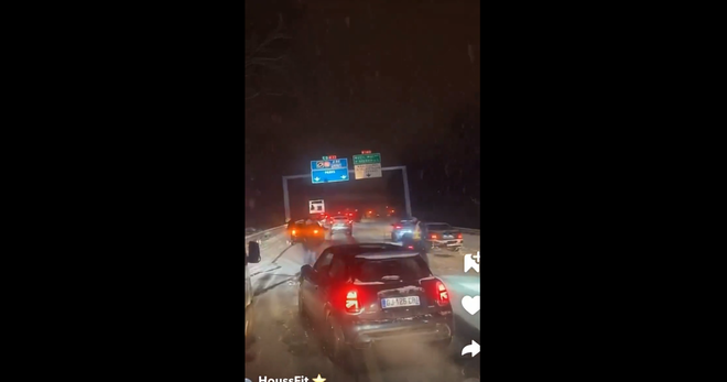 Accidents, A12 et A13 fermées temporairement… Le trafic paralysé par la neige en Île-de-France