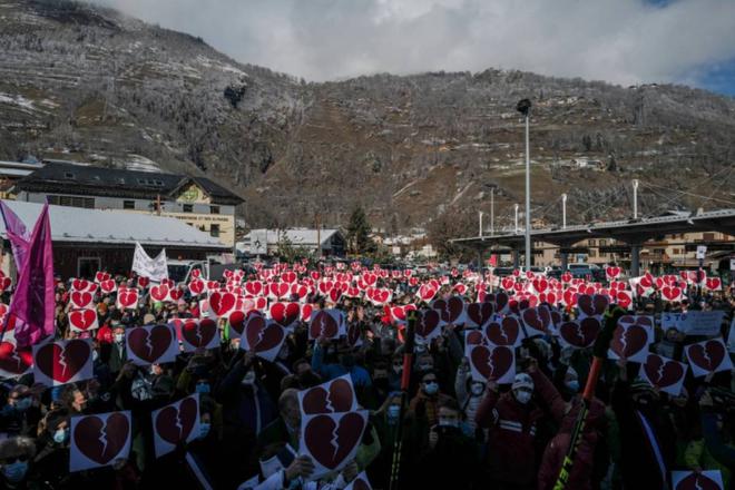 Remontées mécaniques fermées: élus alpins et professionnels de la montagne saisissent le Conseil d'Etat