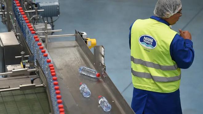 Scandale des eaux minérales purifiées illégalement : l'eurodéputé Christophe Clergeau interpelle la Commission européenne