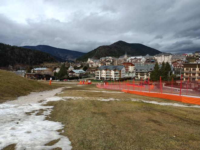 Changement climatique : les stations de ski épinglées par la Cour des comptes, qui souhaite réorienter l’aide publique