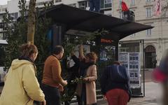 Des anti-pub « végétalisent » un abris bus à Angers