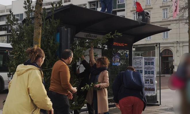 Des anti-pub « végétalisent » un abris bus à Angers