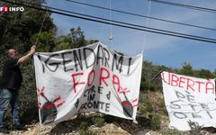 Des militants indépendantistes manifestent près de la villa de Gabriel Attal en Corse