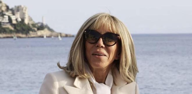 Brigitte Macron repérée sur le tournage d’une célèbre série américaine