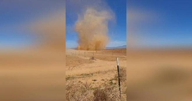 États-Unis: un impressionnant tourbillon de poussière se forme au bord de la route 66