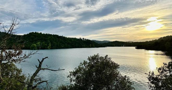 «Comment peut-on nous faire courir un tel risque ?» : dans le Var, le projet très clivant d’une décharge XXL près du lac de Saint-Cassien