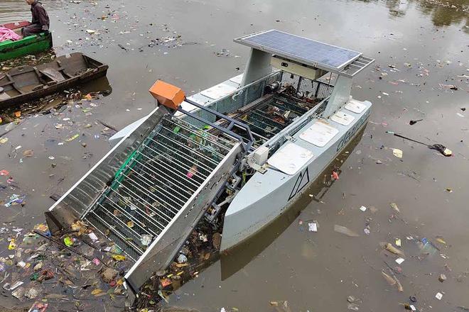 Clearbot, un bateau électrique autonome qui nettoie les rivières des déchets plastiques et algues invasives