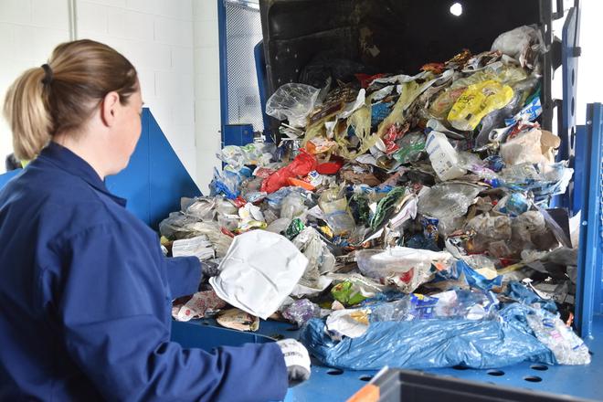 Déchets ménagers : comment sont triés nos sacs jaunes ?