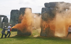 Nouvelle action des activistes de Just stop oil : les mégalithes de Stonehenge aspergés de peinture orange