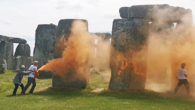 Nouvelle action des activistes de Just stop oil : les mégalithes de Stonehenge aspergés de peinture orange