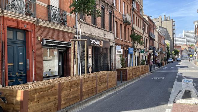 Toulouse : la végétalisation de la rue Matabiau avance, des jardinières fleurissent sur les trottoirs