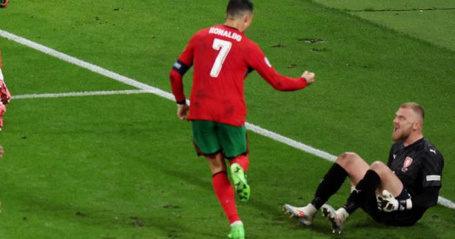 Euro 2024 : quand Cristiano Ronaldo célèbre avec rage et chambre le gardien tchèque