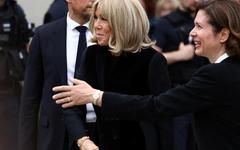 Brigitte Macron huée à son arrivée aux obsèques de Françoise Hardy