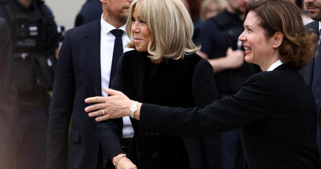 Brigitte Macron huée à son arrivée aux obsèques de Françoise Hardy