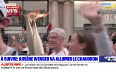 JO 2024: Arsène Wenger porte la flamme olympique à Strasbourg
