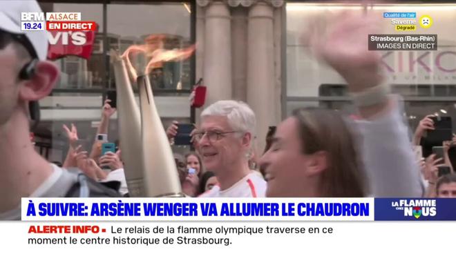 JO 2024: Arsène Wenger porte la flamme olympique à Strasbourg