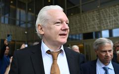 Julian Assange, «libre» mais interdit de retourner aux Etats-Unis sans accord, est parti en Australie