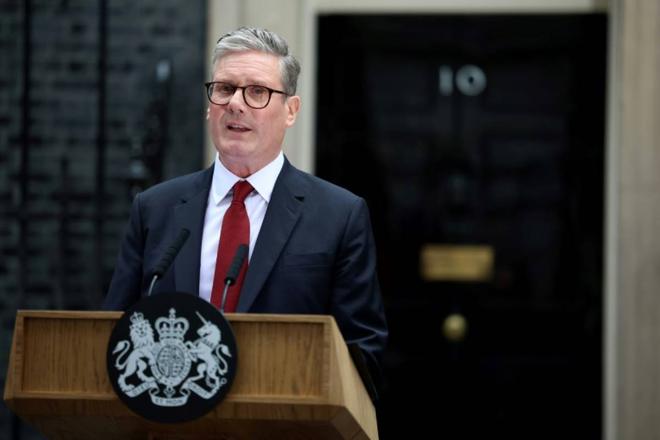 Le nouveau Premier ministre britannique Keir Starmer arrive à Downing Street