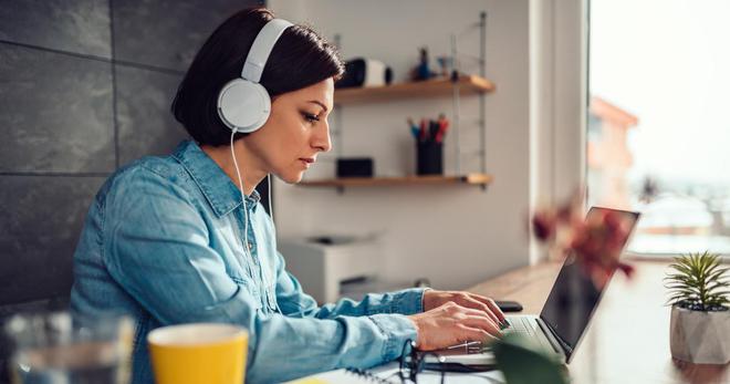 Télétravail : 56 % des salariés à distance se sentent surveillés