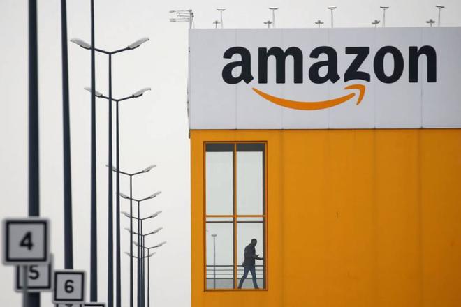 Des militants réclament l'arrêt du développement d'Amazon en France