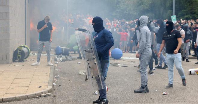 Émeutes au Royaume-Uni: des mesures d'urgence face aux prisons saturées