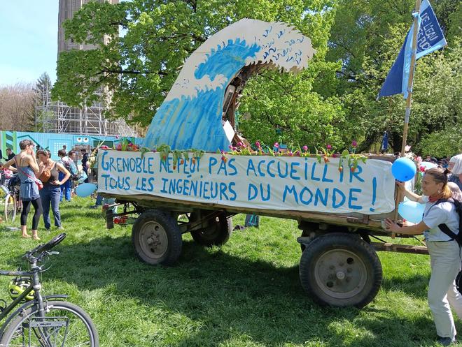 Le collectif StopMicro accueille une délégation de la Traversée des luttes pour l’eau sur le campus de Grenoble