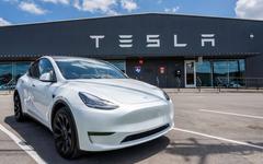 Télétravail : Tesla recrute et le salaire peut monter jusqu’à 241 000 euros par an