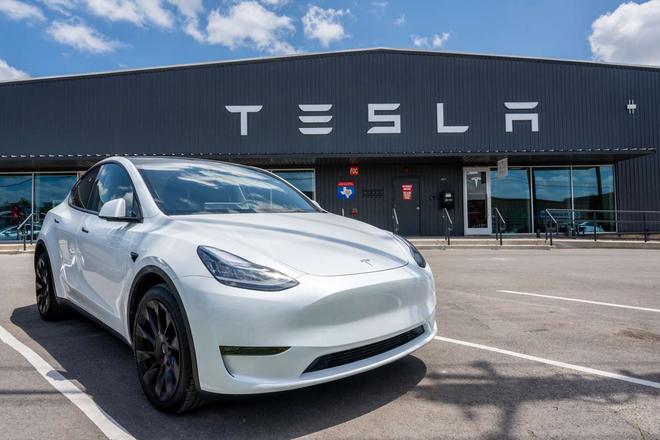 Télétravail : Tesla recrute et le salaire peut monter jusqu’à 241 000 euros par an