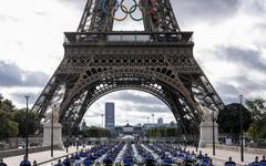 Gérald Darmanin pose sous la tour Eiffel avec des centaines de motards de la gendarmerie et de la police nationales