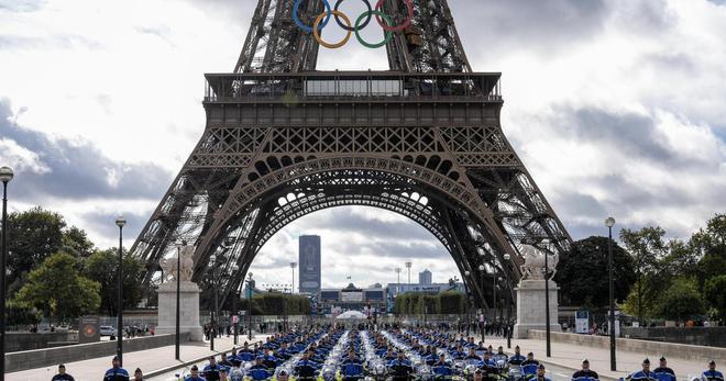 Gérald Darmanin pose sous la tour Eiffel avec des centaines de motards de la gendarmerie et de la police nationales