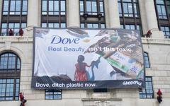 Greenpeace dévoile l’envers du décor de Dove dans une campagne percutante