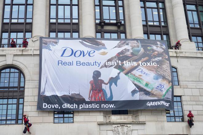 Greenpeace dévoile l’envers du décor de Dove dans une campagne percutante