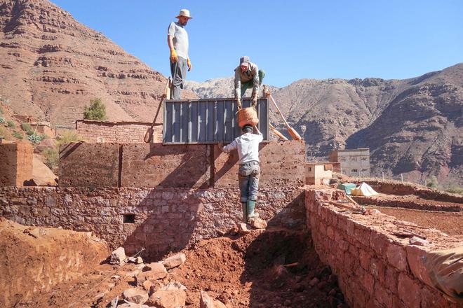 Des habitants reconstruisent le Maroc après le séisme de 2023