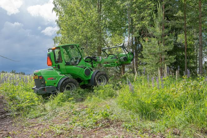 Avant : Un nouveau chargeur et un broyeur forestier