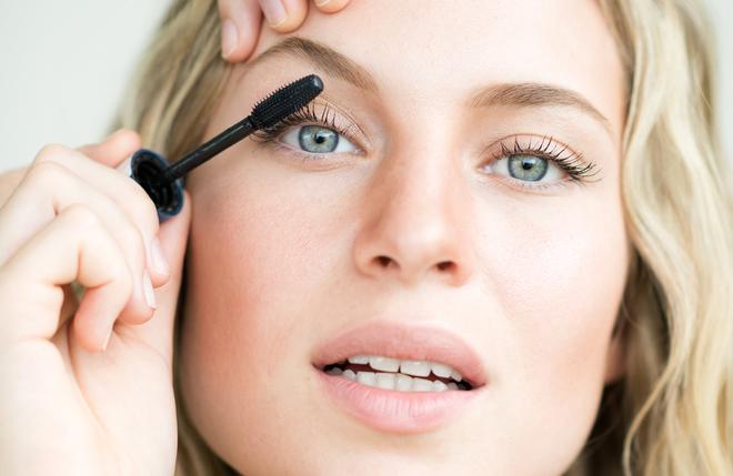 Formulé à 98 % d'ingrédients naturels, ce mascara rechargeable se retire à l'eau