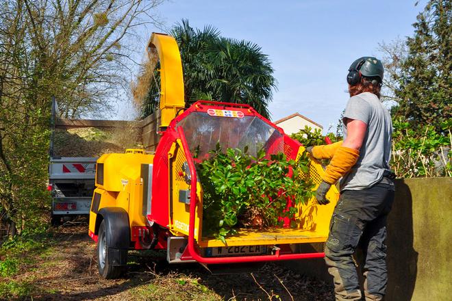 Le Rabaud Vegetor 200 M broie des branches jusqu’à 200 mm de diamètre