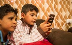 «Avant ils se battaient avec des pierres, maintenant avec leur smartphone» : à Gaza, l’instrumentalisation des enfants influenceurs