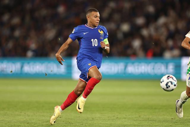 Foot - Ligue des nations - Bleus - « Allez les Bleus ! » : Kylian Mbappé derrière ses coéquipiers pendant le match de Ligue des nations face à l'Italie