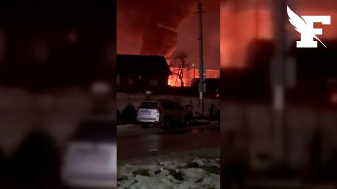 Guerre en Ukraine : les images d'un dépôt de pétrole russe en feu après une attaque de Kiev