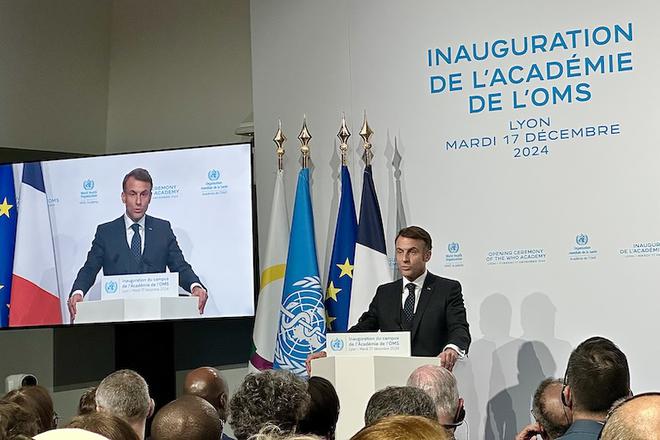 Mayotte: Emmanuel Macron visite un hôpital endommagé par le cyclone Chido