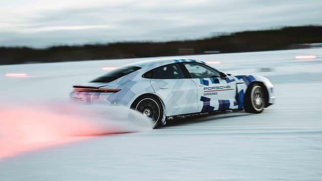 Un Porsche Taycan GTS a battu le record du monde de drift sur glace