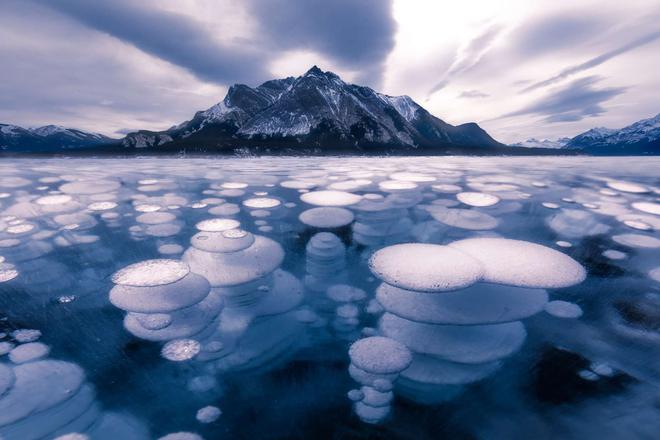 Les incroyables images d'un lac canadien rempli de bulles