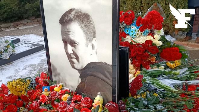 Russie: roses par centaines, chants, file interminable...Les images de l'hommage à Alexeï Navalny, un an après sa mort en prison