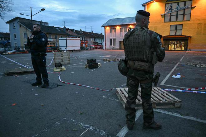 Attaque au couteau à Mulhouse : un mort et trois policiers blessés dans cet « acte de terrorisme »