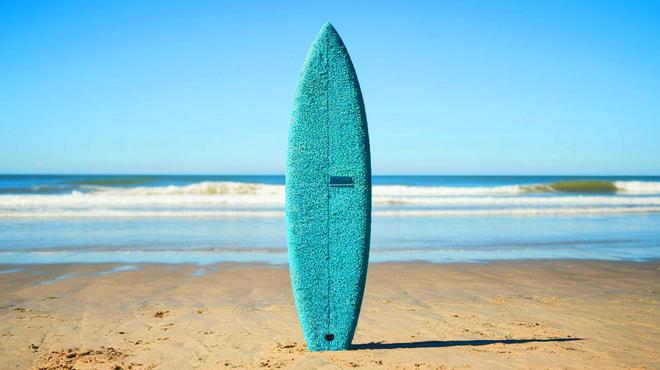 Du vent aux vagues : ces planches de surf révolutionnaires donnent une seconde vie aux pales d’éoliennes jetées