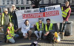 Grenoble : action de militants contre l’assureur Axa, accusé d’entretenir « l’hypocrisie climatique »