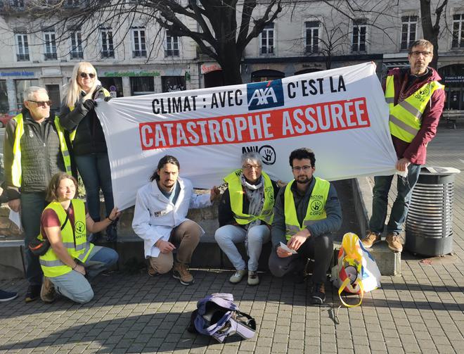 Grenoble : action de militants contre l’assureur Axa, accusé d’entretenir « l’hypocrisie climatique »