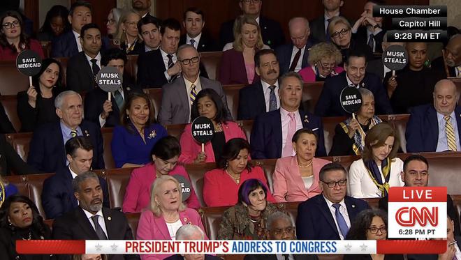 Durant le discours de Donald Trump devant le Congrès, les Démocrates restent assis et n’applaudissent personne