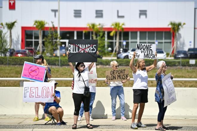 Manifestations aux Etats-Unis contre Elon Musk devant des magasins Tesla